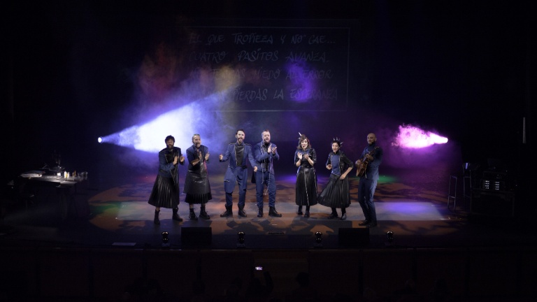 EL QUE TROPIEZA Y NO CAE...