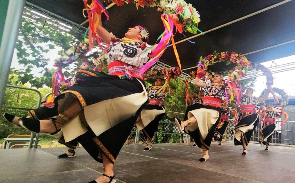 MÚSICAS Y BAILES DE ECUADOR