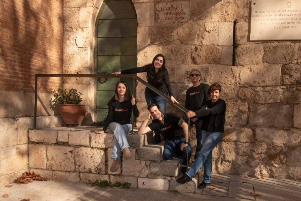 DOS PASOS ENTRE LO QUE FUIMOS Y LO QUE SOMOS